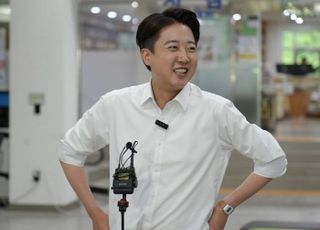[현장] 광주 표심 파고든 이준석, 이재명 '호텔경제학' 난타…"천박하다"