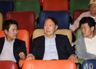 민주당 "윤석열, 뻔뻔스럽게 활개…영화관 아닌 감옥에 있어야"