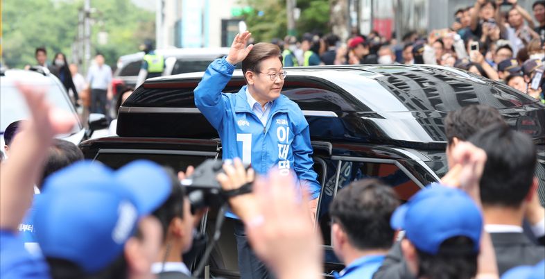 '커피 원가 120원·호텔경제론' 논란 커지는데…민주당 '지역화폐' 더 세게 밀었다