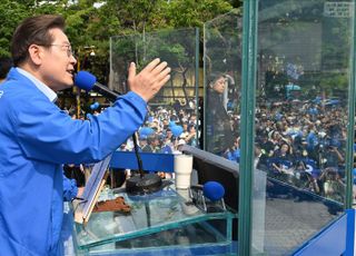 이재명, '방탄유리' 유세 비판에 "목 찔린 사람에 비아냥" 반발