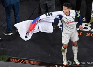 손흥민, 유럽 진출 15년 만에 첫 우승 트로피…누리꾼 "마음고생 많았다"