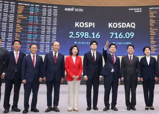 한국거래소에서 기념촬영하는 김문수 후보