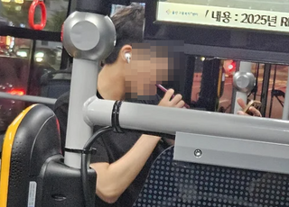 버스 안에서 ‘치카치카’...운전기사·승객 항의에도 안 멈춘 男학생