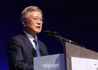 '인사 특혜 의혹' 文정부 인사수석 재판…'뇌물 수수 혐의' 文 재판과 병합되나