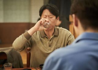 '소주전쟁', 한잔해 스틸 공개…유해진 표 독보적 음주연기