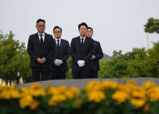 봉하 찾은 이준석 "노무현과 닮은 정치하고 싶다"