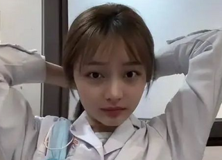 ‘쯔위 닮은꼴’ 女의사가 ‘투잡’ 뛰는 이유는? “이 일이 더 잘 벌려”
