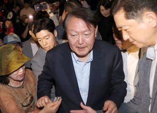 경찰, 尹 휴대전화·비화폰 서버 확보…체포방해 사태 수사 속도 붙을 듯