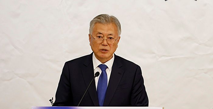 법원, 文정부 인사수석 직권남용·文 뇌물 수수 병합하지 않기로