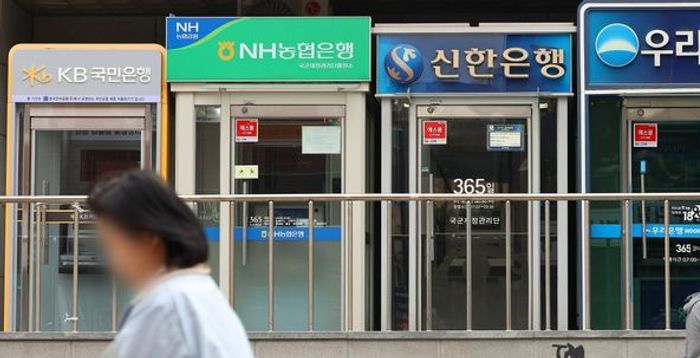 "은행 점포 줄어 고령층 소외" 비판에…수도권 내 통·폐합 '눈길'
