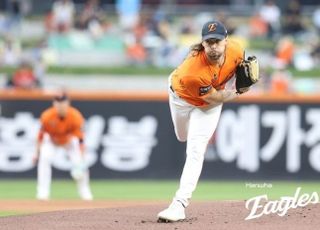 응원가 따라 부른 와이스, 8이닝 8K 호투 “한화 투수라 행복”…한화 단독 2위
