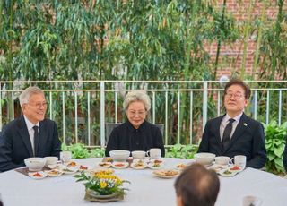 [현장] "노무현의 꿈" 외친 이재명, 봉하 방문…문재인과 오찬