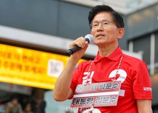 '파파미 김문수' 주목…맨발 화장실 청소 봉사·장미란 파격 지원