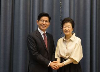 "지난 일 연연 말고 뭉쳐서 이겨달라"…박근혜, 김문수에 한 당부는?