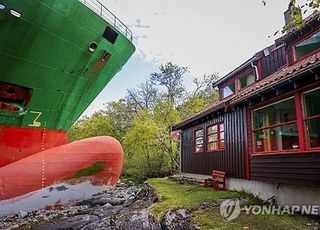 "초인종 소리에 잠 깼더니..." 주택 앞마당에 135m 대형 화물선 좌초