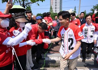 지지자들과 인사하는 김문수 후보