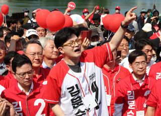 석촌 호수서 '김문수' 외친 한동훈 "반전 계기 마련돼…승리 위한 단일화 기대"