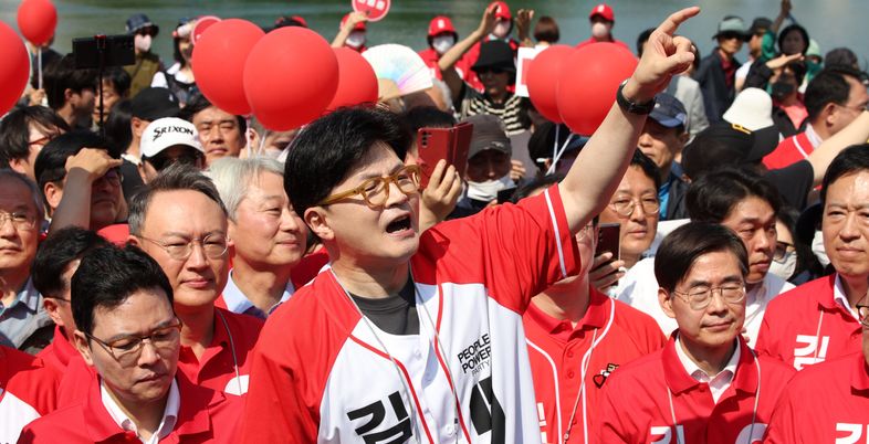 석촌 호수서 '김문수' 외친 한동훈 "반전 계기 마련돼…승리 위한 단일화 기대"