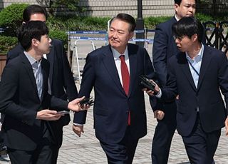 尹, 세 번째 법원 공개 출석…여전히 '묵묵부답'