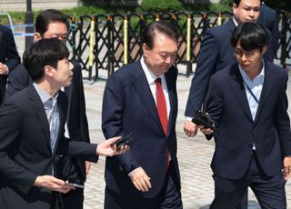 무거운 표정으로 법정 향하는 윤석열 전 대통령