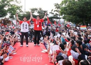 한동훈, 김문수 손잡고 지지 호소…"무능한 이재명 세상 함께 막아내자"