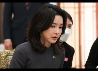 檢, 김건희 여사 수행비서 자택서 '샤넬백 상자 2개·영수증' 압수
