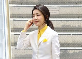 檢, 김건희 여사 수행비서 노트북 확보…샤넬백 소재 추적