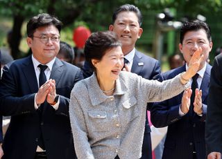 박근혜, 김문수에 힘싣기…"金 보고 아버지·어머니 찾아봬"(종합)