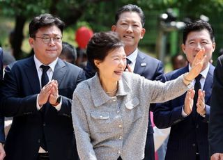 박근혜, 김문수에 힘싣기…"金 보고 아버지·어머니 찾아봬"(종합)