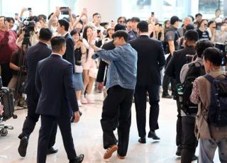 메달 목에 걸고 악수하고…금의환향 손흥민, 월드클래스급 팬서비스