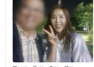 ‘브이’ 그렸을 뿐인데... 2번 지지자로 낙인찍힌 ‘이 가수’