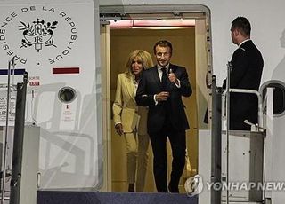 '마크롱 프랑스 대통령, 아내에게 맞고 산다?'...인도네시아선 다정한 부부