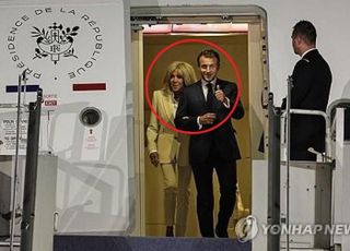 '마크롱 프랑스 대통령, 아내에게 맞고 산다?'...인도네시아선 다정한 부부