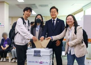 이재명 더불어민주당 대선 후보, 청년들과 사전투표