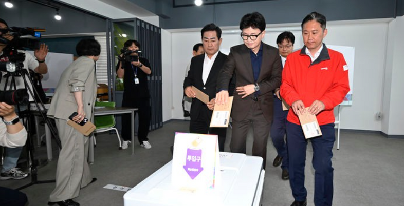 한동훈, 광주서 전략적 사전투표…"국민의힘, 호남서 분투 중"