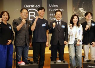 스타트업 관계자들과 기념촬영하는 이재명 대선 후보