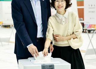 정명근 화성특례시장, 사전투표 첫날 소중한 한 표 행사