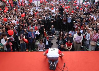 안양 시민들에게 큰절하는 김문수 후보