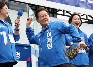 [현장] 잠실서 야구공 던진 이재명 "9회말 승리로 끝나, 집에 가셔도 된다"