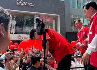 [현장] "이게 진짜 보수정치"…'사전투표 첫날' 한동훈, '보수험지' 광주로