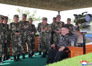 김정은, 포 사격경기 참관…"강군 육성의 지름길은 훈련"