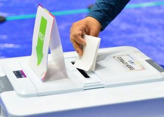 "봉투 안에 특정 후보 찍힌 용지 있다"…사전투표소 '발칵'