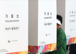 ‘성조기 두르고, 유권자 촬영’ 인천서 사전투표 이틀 동안 55건 신고
