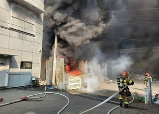 파주 가구제작 건물서 화재…1시간 15분 만에 초진