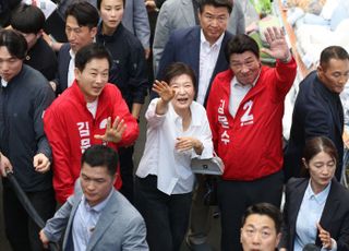 박근혜, 대선 사흘 앞두고 대구 서문시장 방문…"가슴이 뭉클"