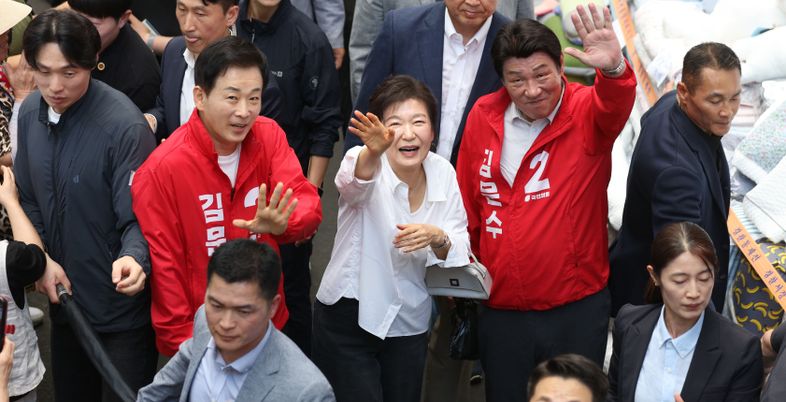 박근혜, 대선 사흘 앞두고 대구 서문시장 방문…"가슴이 뭉클"