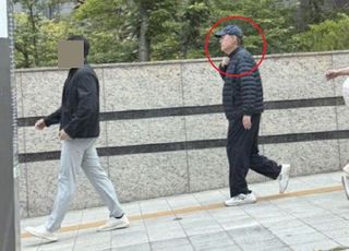 길거리서 또 다시 포착된 윤석열…"패딩에 모자"