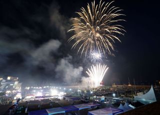 화성 전곡항 불꽃으로 물들다…뜨거운 열기 가득한 뱃놀이 축제