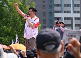김문수 후보, 주먹 쥐고 지지 호소
