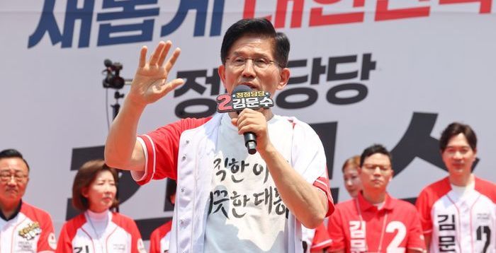 김문수, 기자들 만나 "'골든크로스' 우리가 앞선다…이미 판은 뒤집히고 있다"
